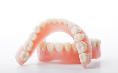 ¿Qué tipos de prótesis dentales existen?
